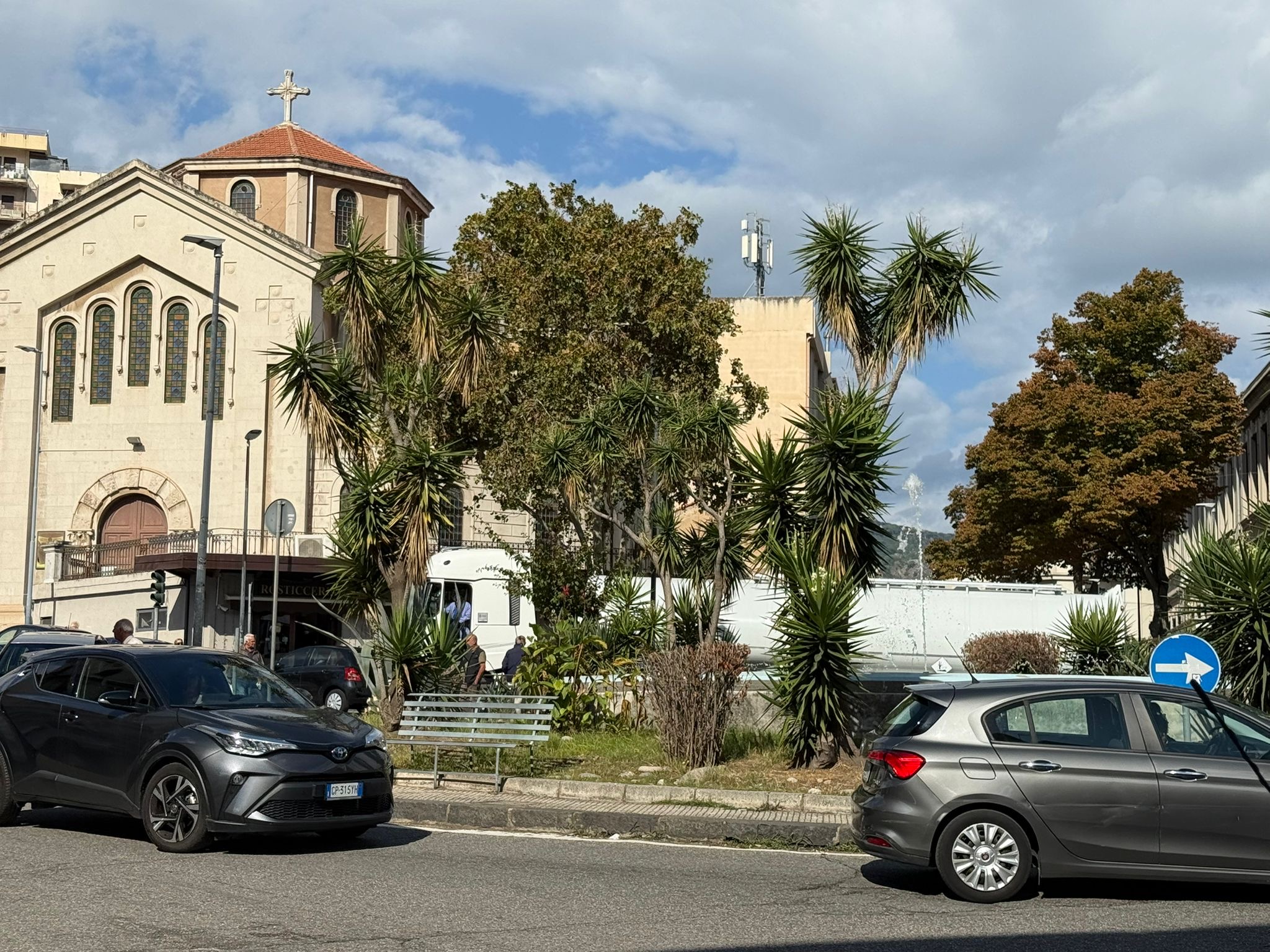 Tir sbaglia strada e si blocca a Muricello: traffico in tilt