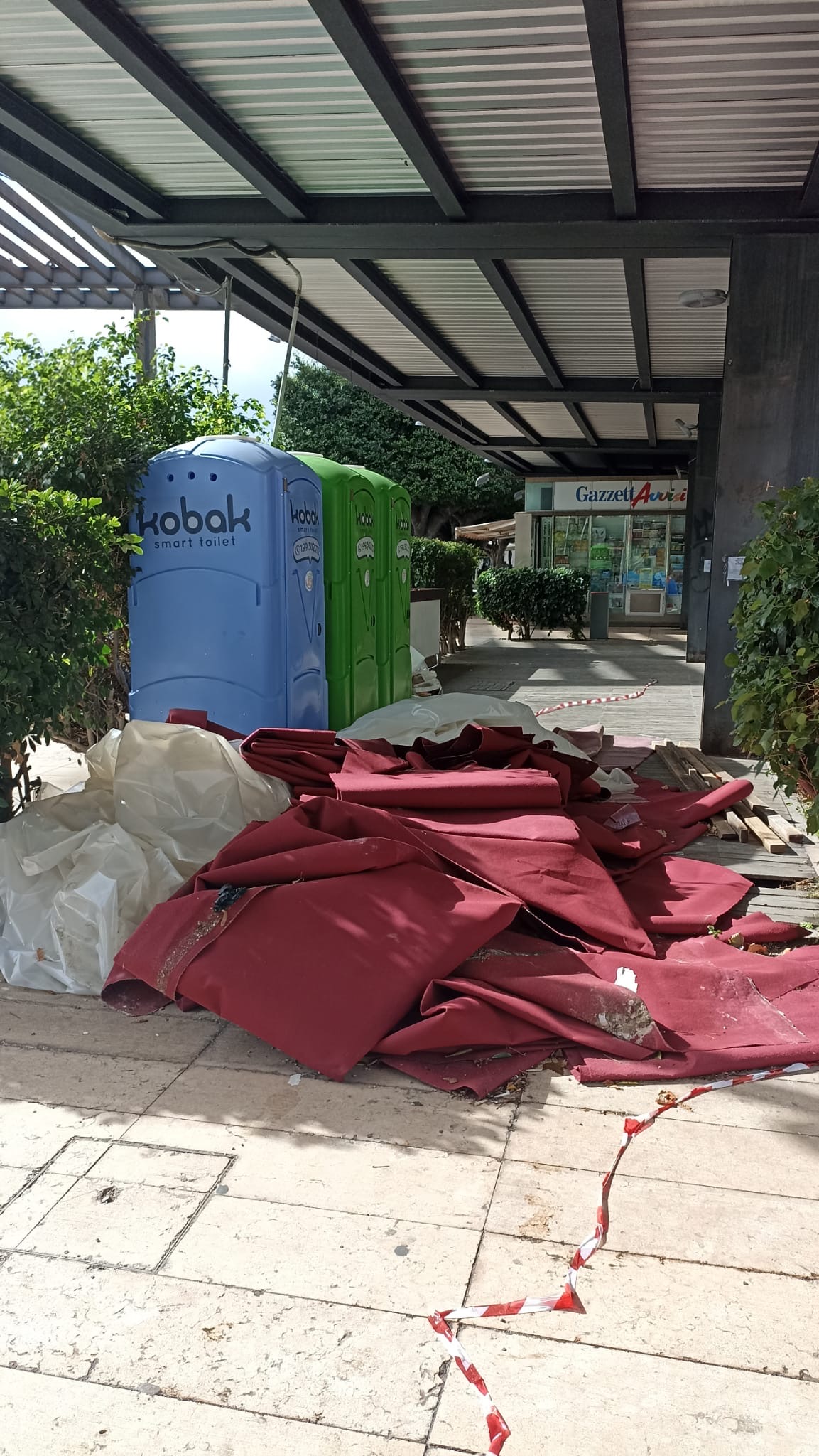 Post “Street-Food”, piazza Cairoli come una discarica
