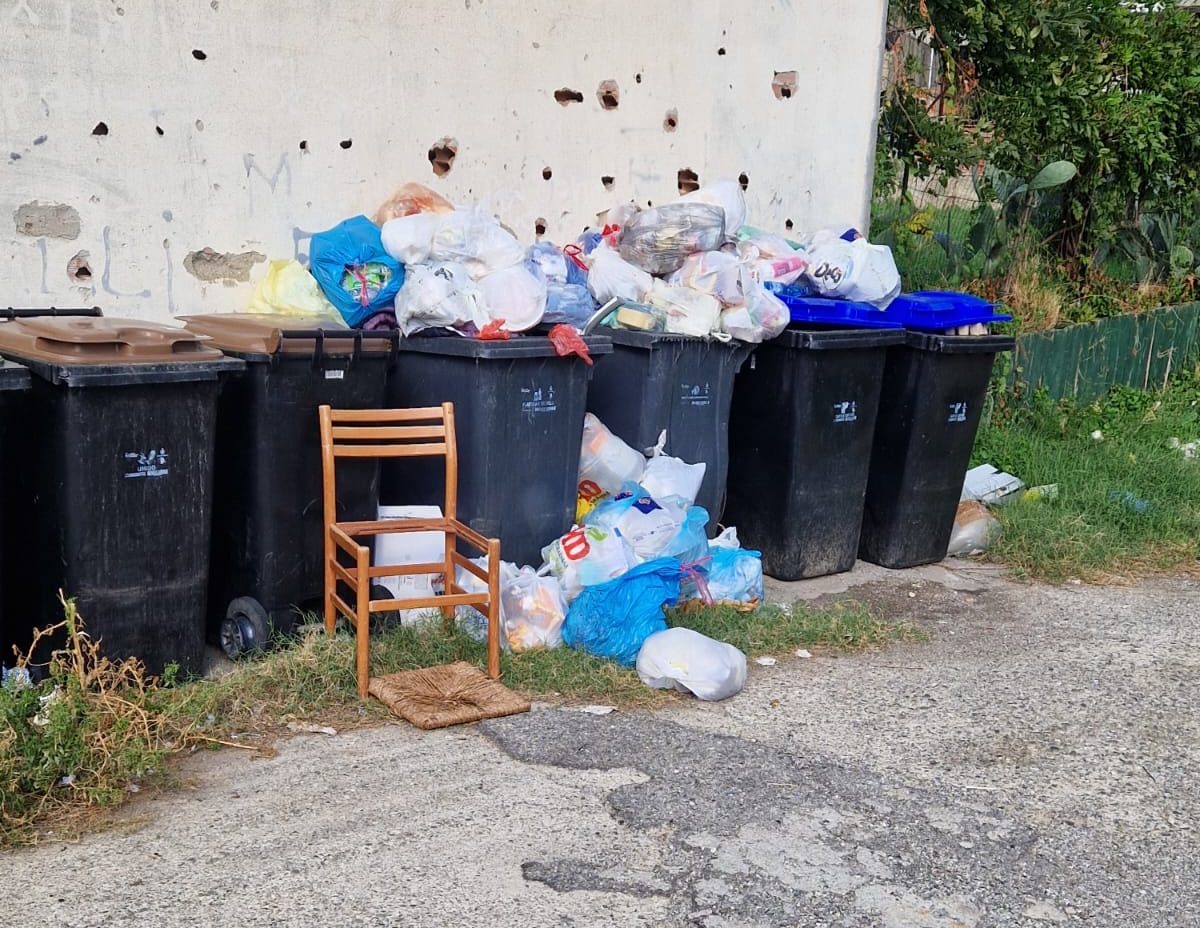 Residenti Catarratti denunciano: “Quartiere dimenticato, tra rifiuti, topi e mancato spazzamento, chiediamo rispetto”