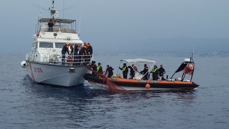 Capo Peloro, la Capitaneria recupera una rete abbandonata sui fondali