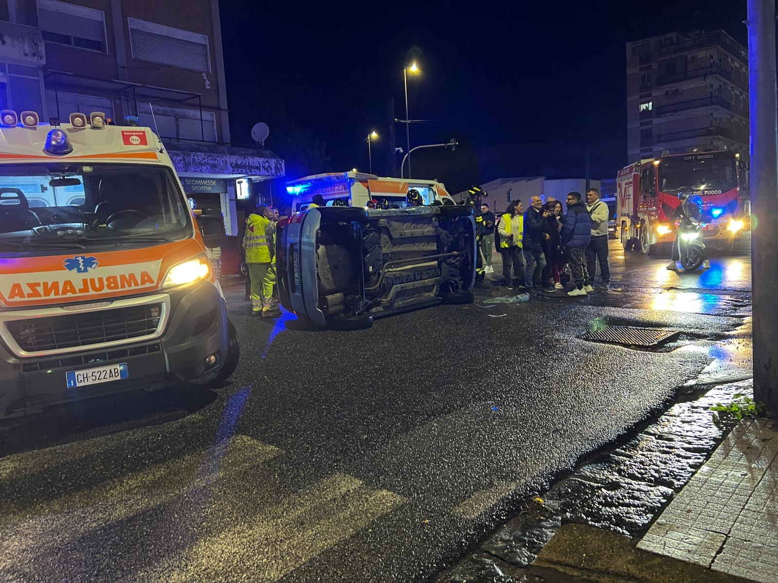 Si ribalta auto in via Taormina: 2 contusi