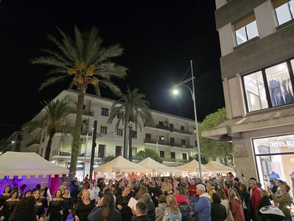 Stop a “tendoni e baracche” a piazza Cairoli e sul Viale