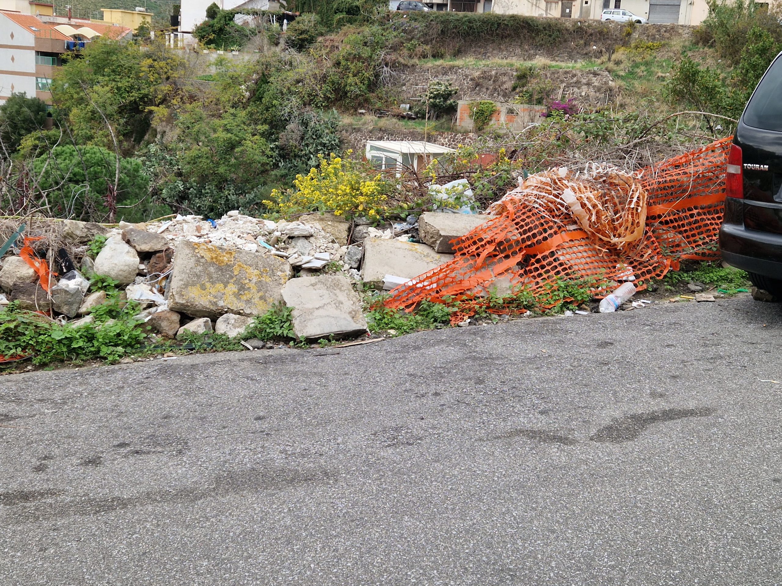 I residenti di via Noviziato: “Da sette anni aspettiamo la sistemazione del muro, ma nessuno interviene”