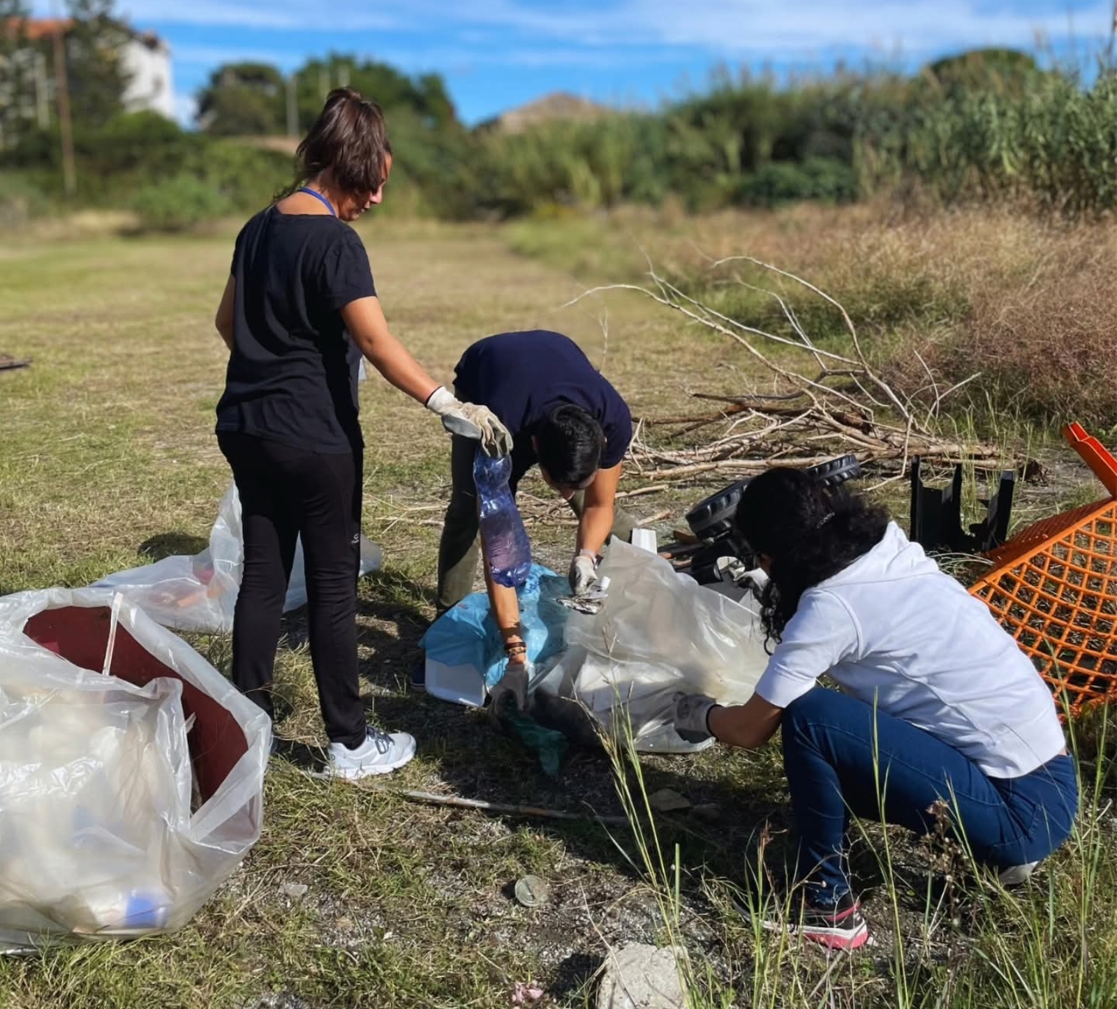 “Puli‑AMO Messina” al lavoro nell’area verde accanto al parcheggio della metro-ferrovia di Tremestieri
