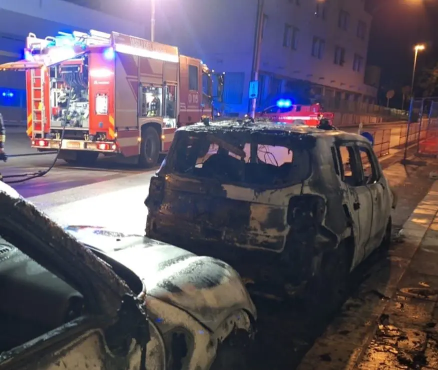 Modica, nella notte vanno a fuoco tre auto della Guardia di Finanza