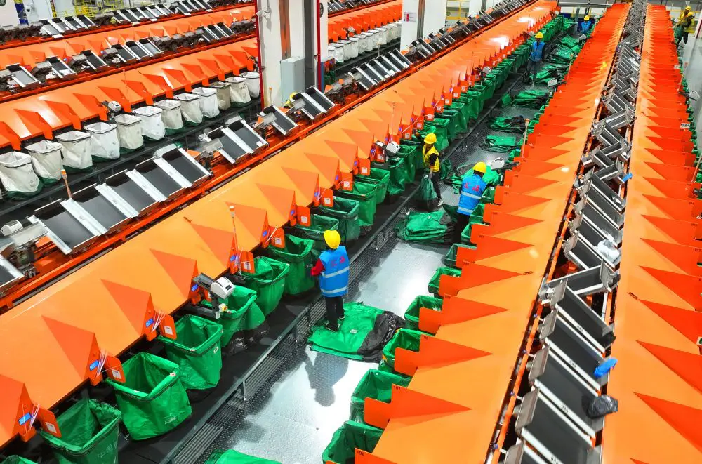 Cina, il settore delle consegne express supera i 180 miliardi di pacchi all’anno