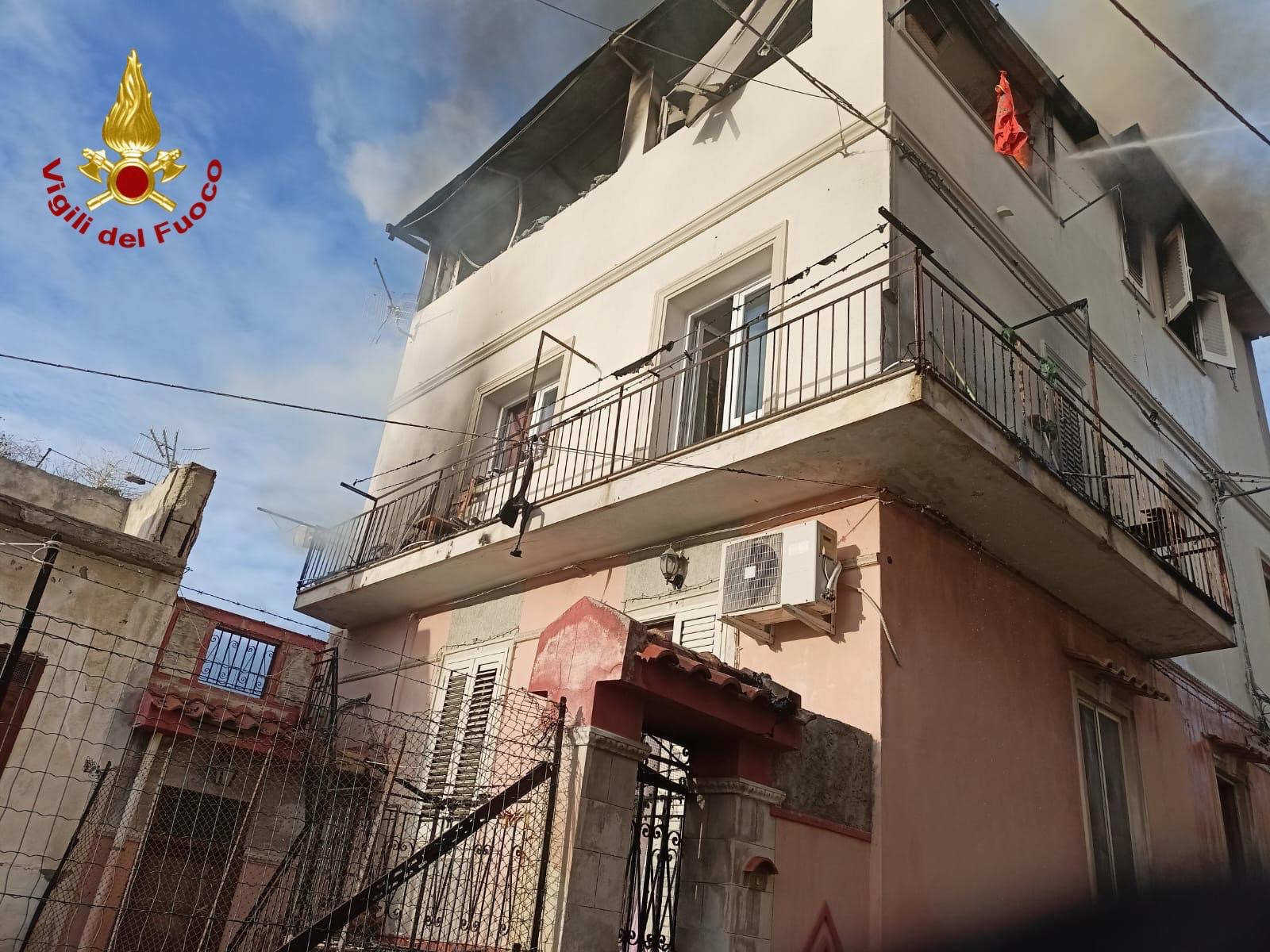 Panico a Messina, incendio in un appartamento