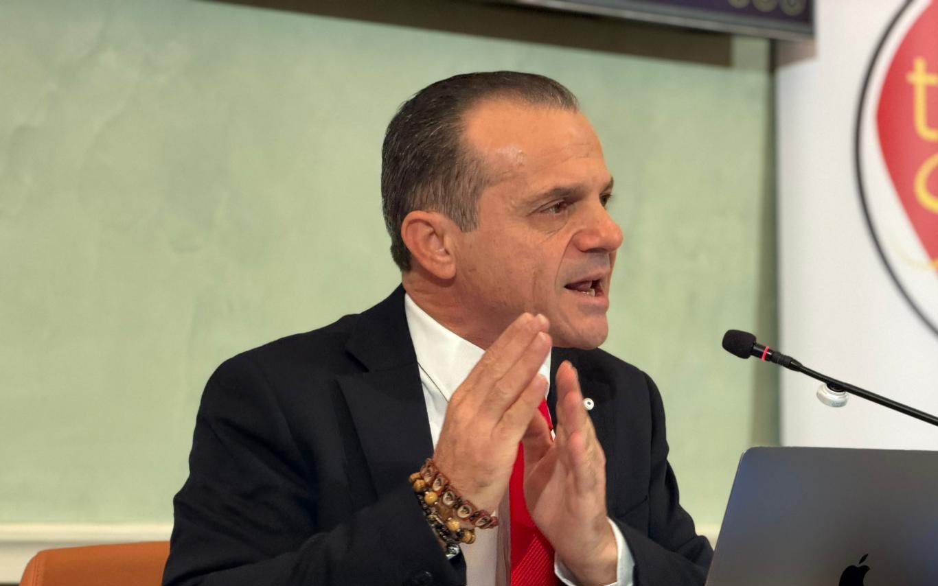 Onda anomala, Cateno De Luca chiarisce