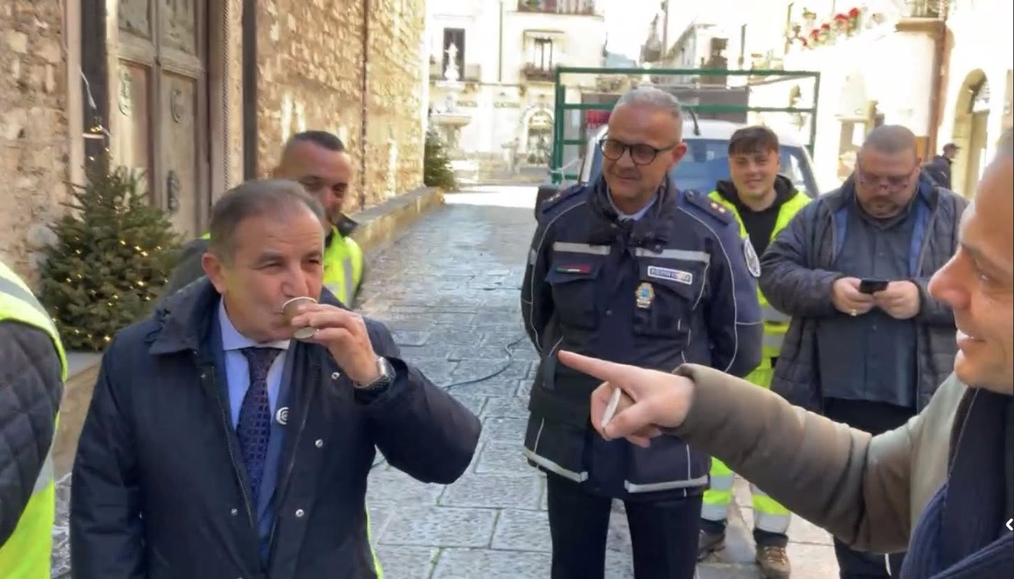 De Luca “bullizza” Campagna e poi lo liquida