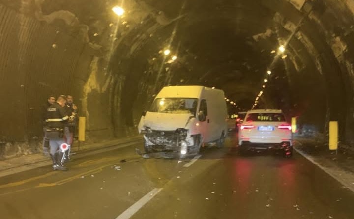 Tangenziale, incidente in galleria: traffico bloccato a Gazzi