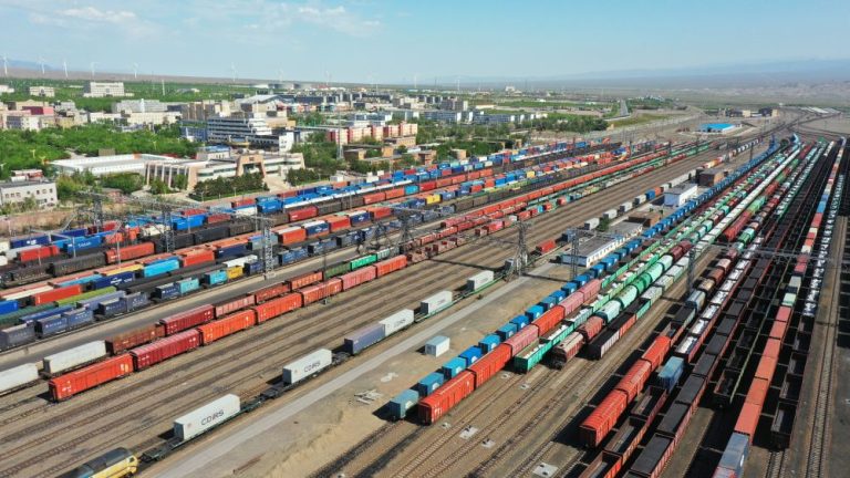 Cina, numero record di treni merci per l’Europa dal porto di Alashankou