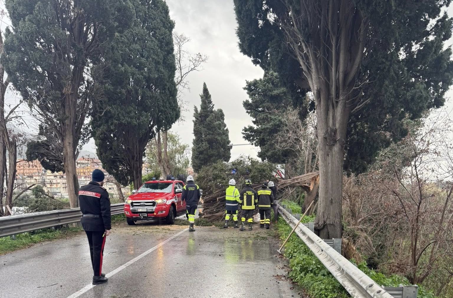 Vento di maestrale, danni e disagi nel Tirreno