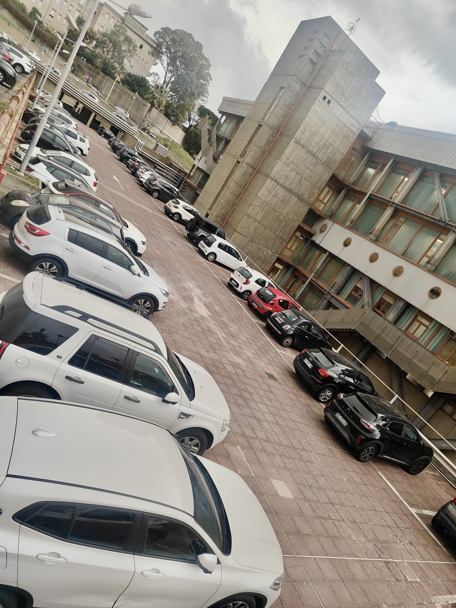 Papardo, tagliate gomme auto di medici e infermieri