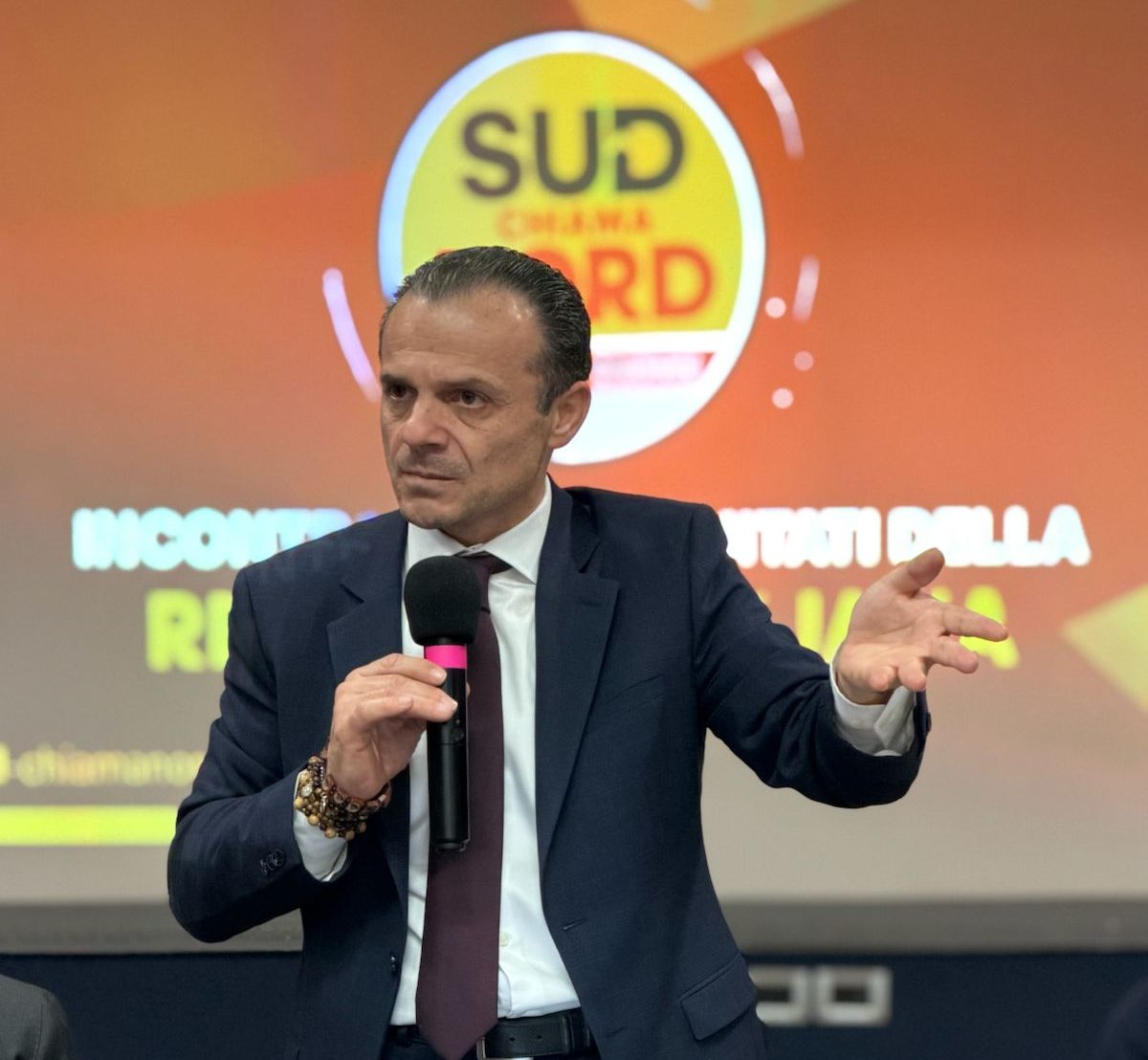 De Luca “trasforma” la disgrazia in proscenio