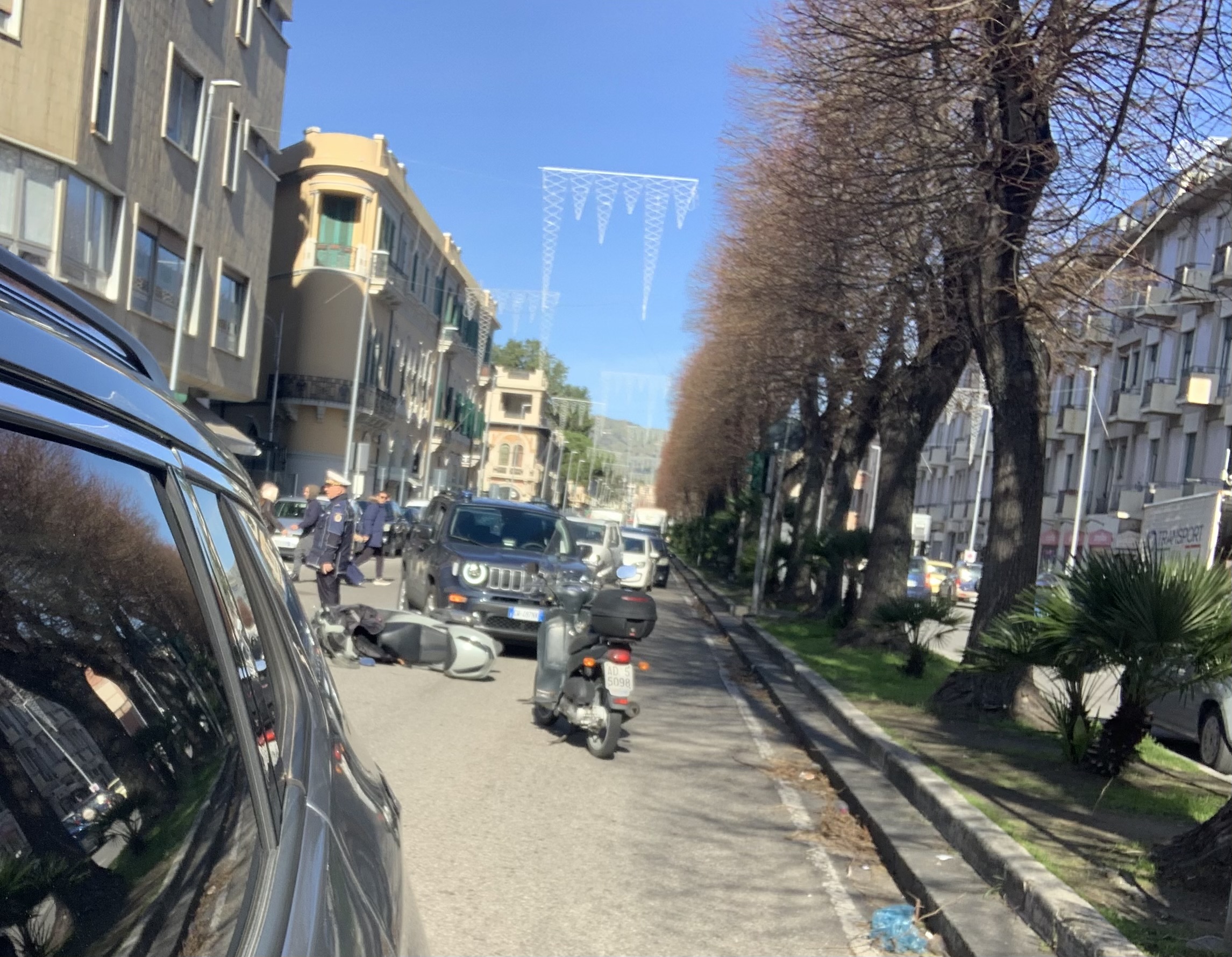 Via Garibaldi, scontro auto-scooter