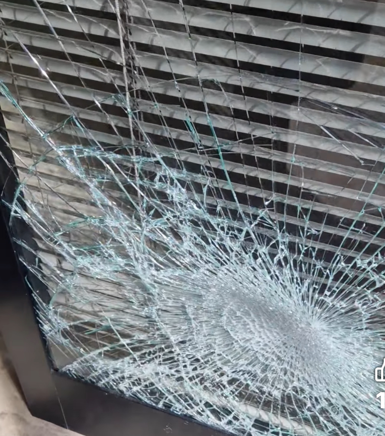 Atto vandalico contro Benefit, sfondata vetrata