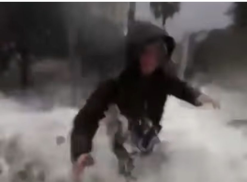 De Luca e Lo Giudice fanno i “fenomeni”: travolti dalle onde