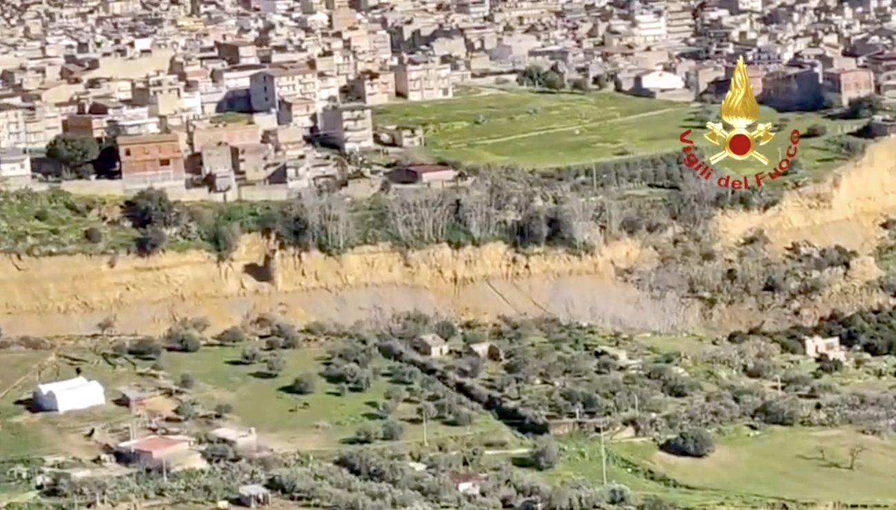 Frana a Niscemi, si indaga per disastro colposo. Meloni in visita: “Non si ripeterà quanto successo nel 1997” / Video