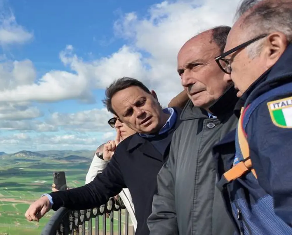 Frana di Niscemi, sopralluogo di Schifani “Chi perde la casa non resterà senza un’abitazione” / Video