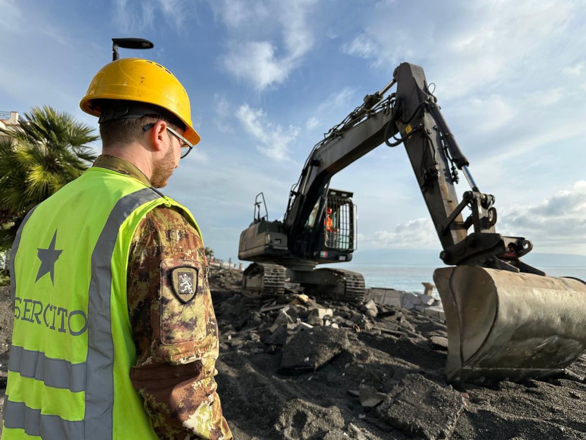 Maltempo, l’Esercito al lavoro nel Messinese per il ripristino della viabilità / Video