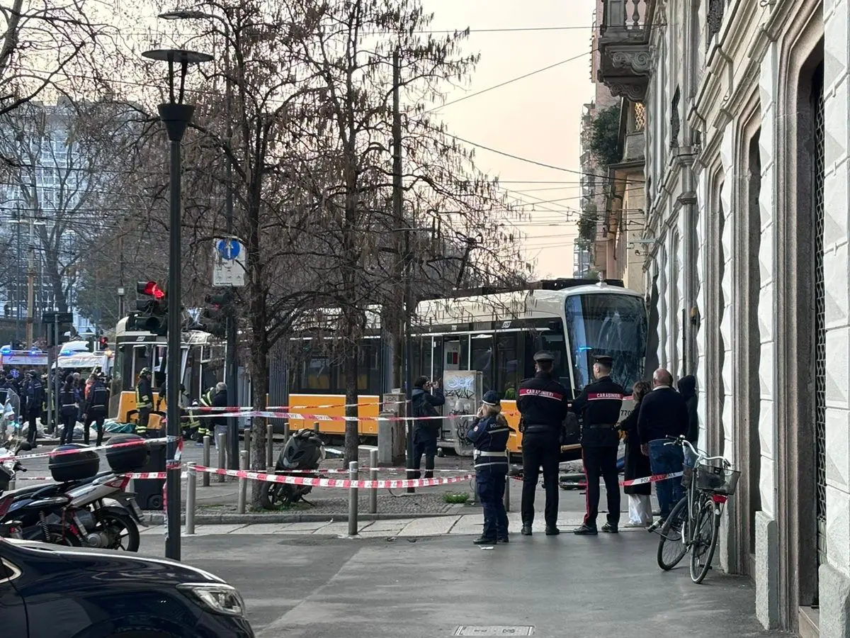 Tram deragliato a Milano, si aggrava bilancio un morto e una quarantina di feriti