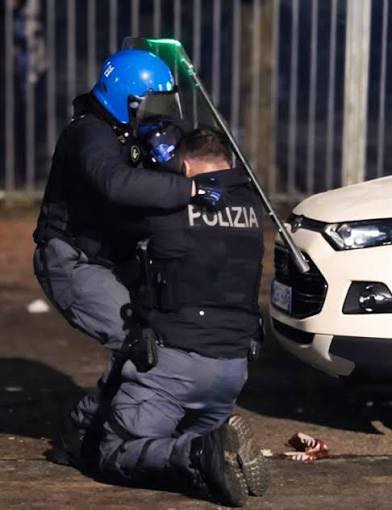 L’icona del poliziotto colpito e la cultura che la genera