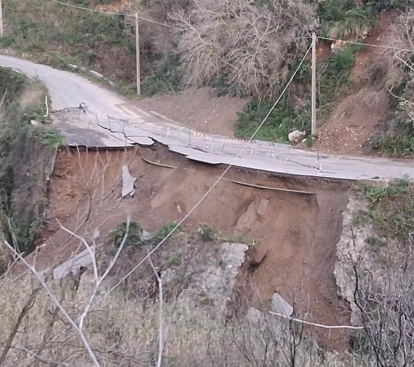 Frana Sp 45, cittadini infuriati: cede il costone