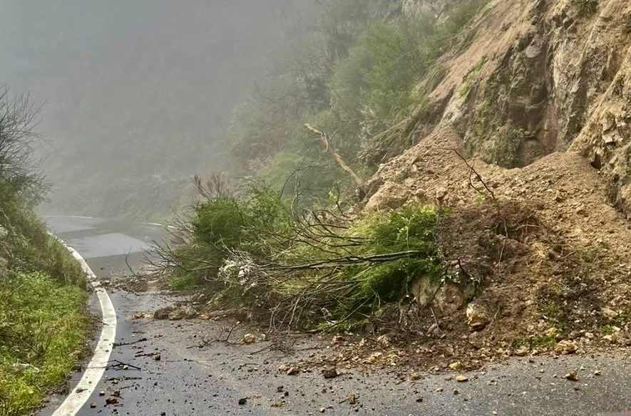 Maltempo, frana sulla Campo Italia-Le Masse