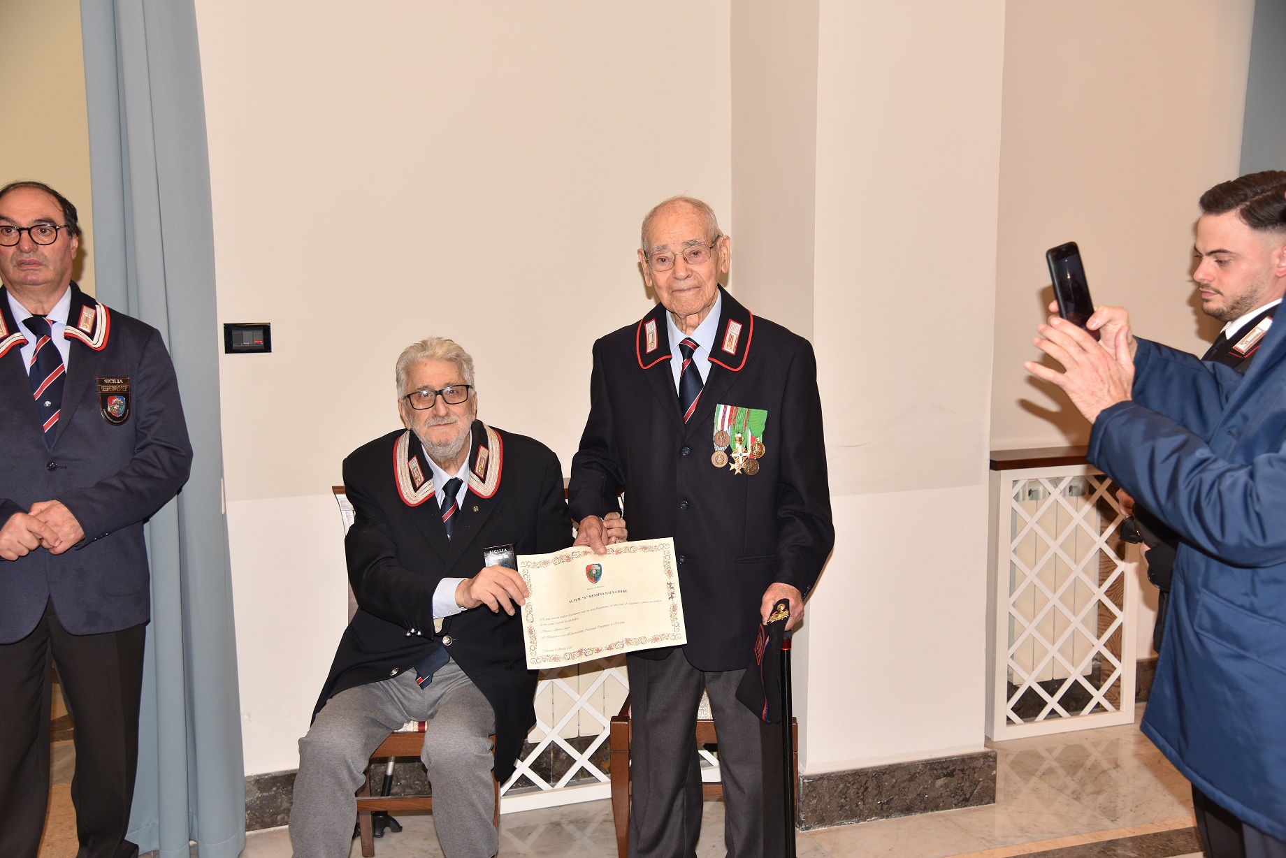 I carabinieri festeggiano i 100 anni del maresciallo Longo