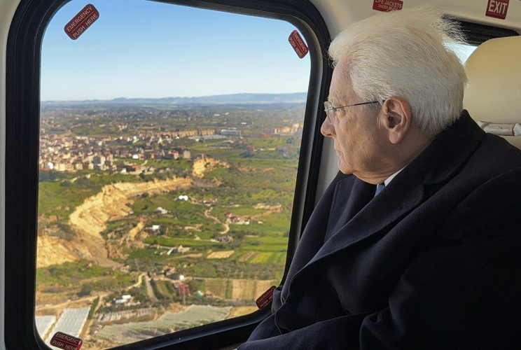 Mattarella in visita a Niscemi, applausi al suo arrivo. Sopralluogo in elicottero sulla zona della frana / Video