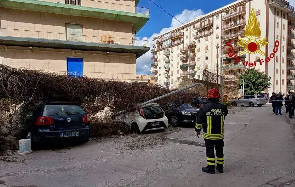 A Palermo un muro crolla su alcune auto parcheggiate, un ferito