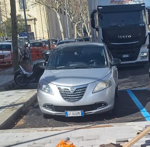 Tir bloccato nel parcheggio di Giostra: è il caos