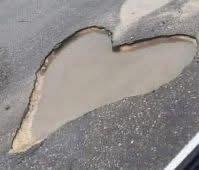 Strade dissestate piene di buche: cittadini infuriati