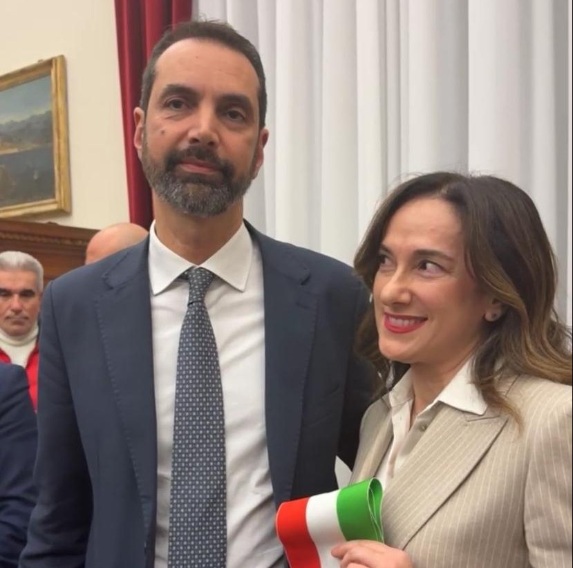 Basile riconsegna la fascia da sindaco di Messina