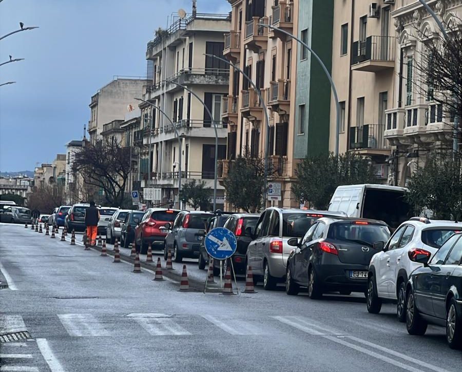 Nuova ciclabile, via Cesare Battisti paralizzata