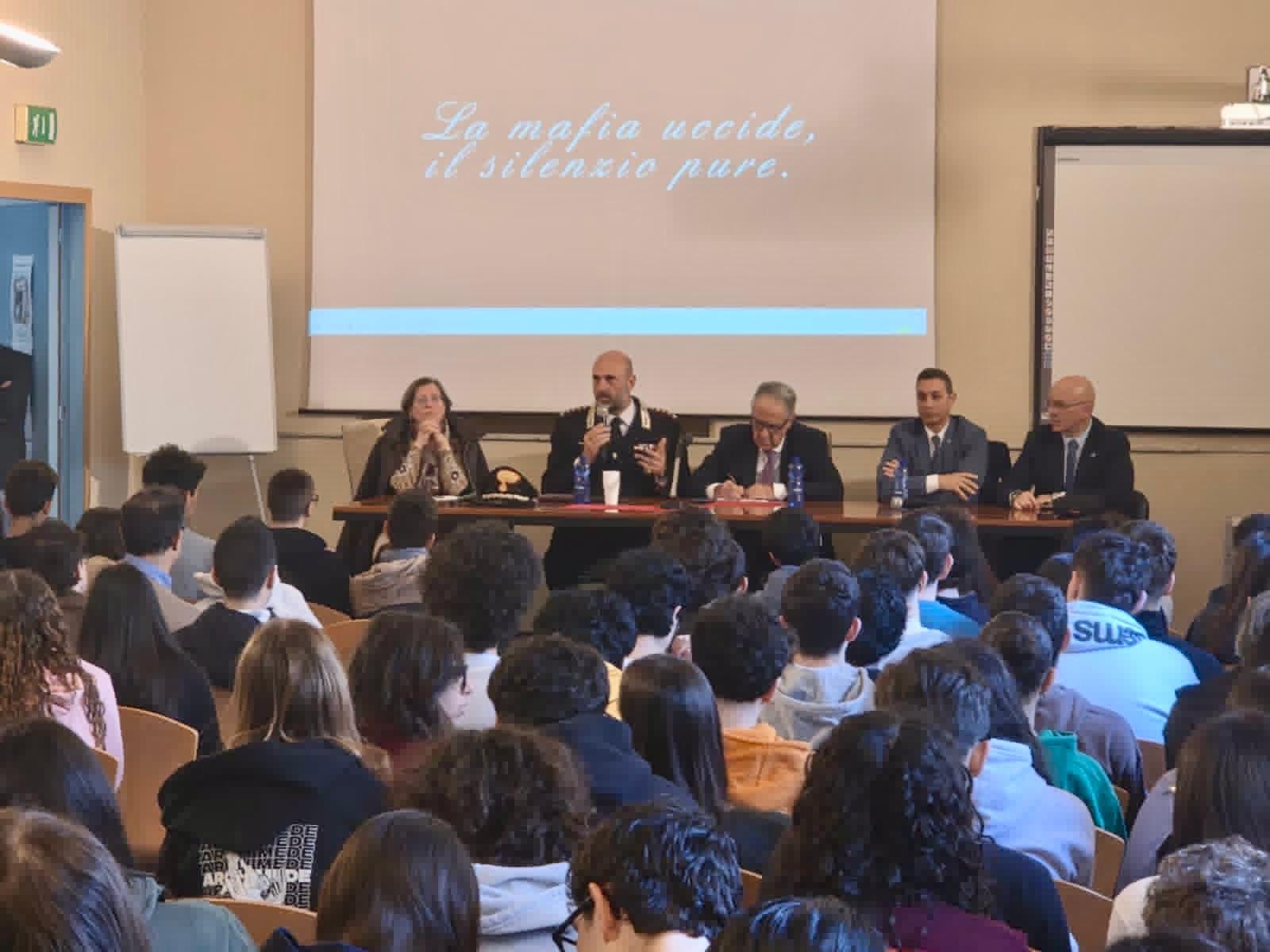 “Magistratura e forze dell’ordine”: i carabinieri con gli studenti dell’Archimede