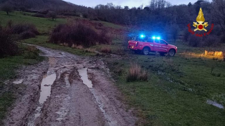 Fuoristrada impantanato a Floresta: soccorsa famiglia dai Vigili del fuoco