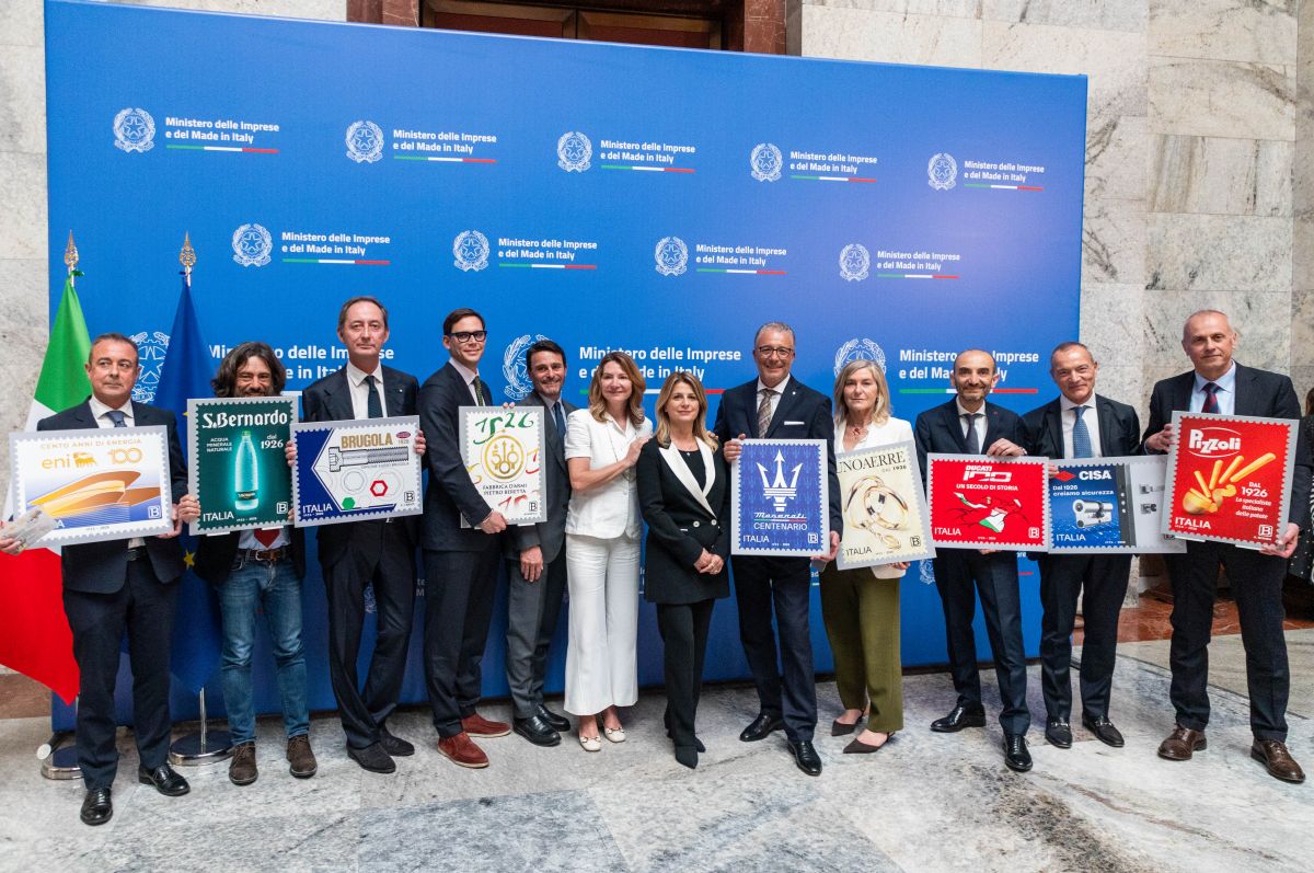 Un francobollo speciale per celebrare il centenario del Tridente Maserati