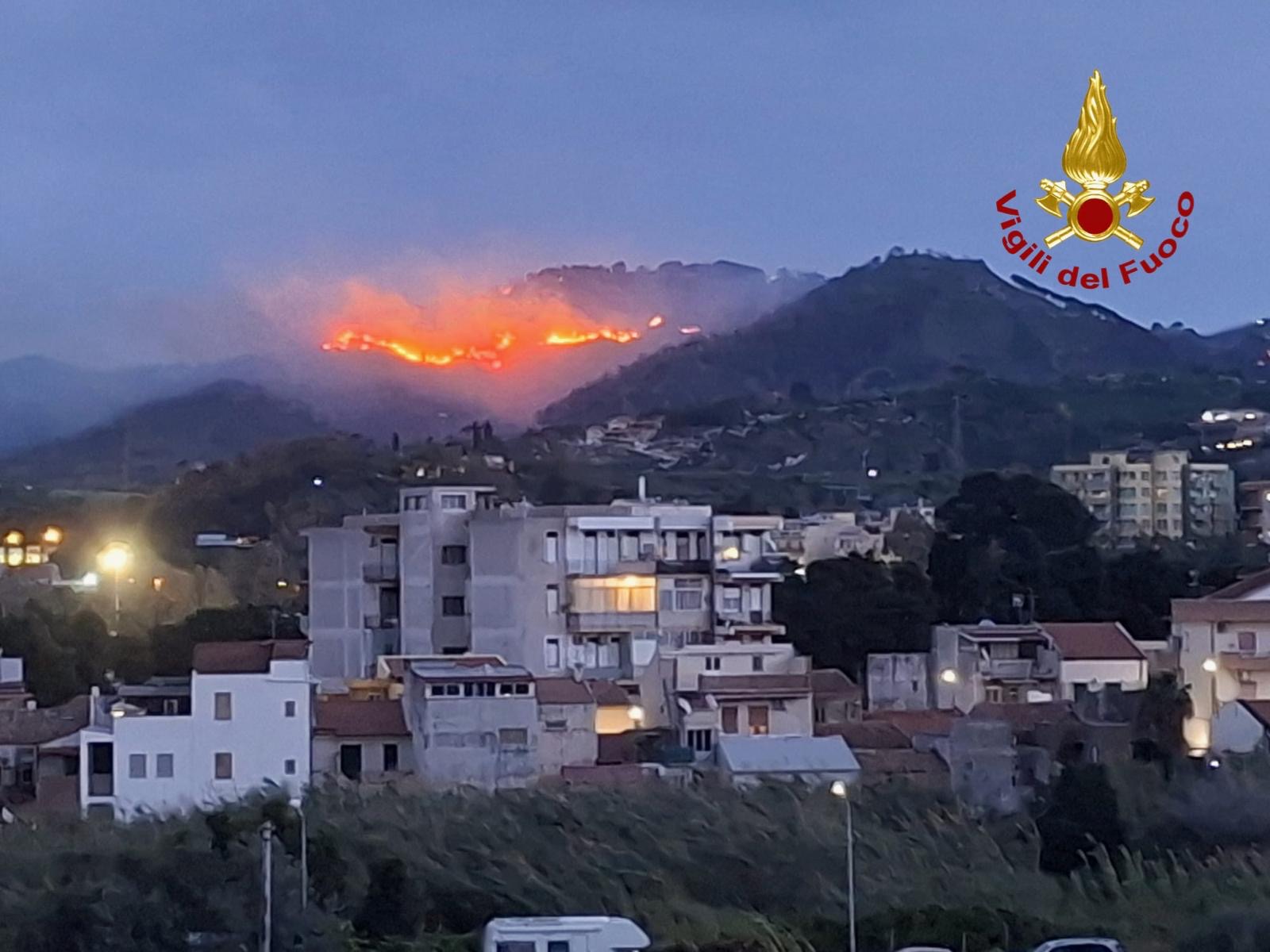 Domati gli incendi sui Peloritani, ma quanta paura