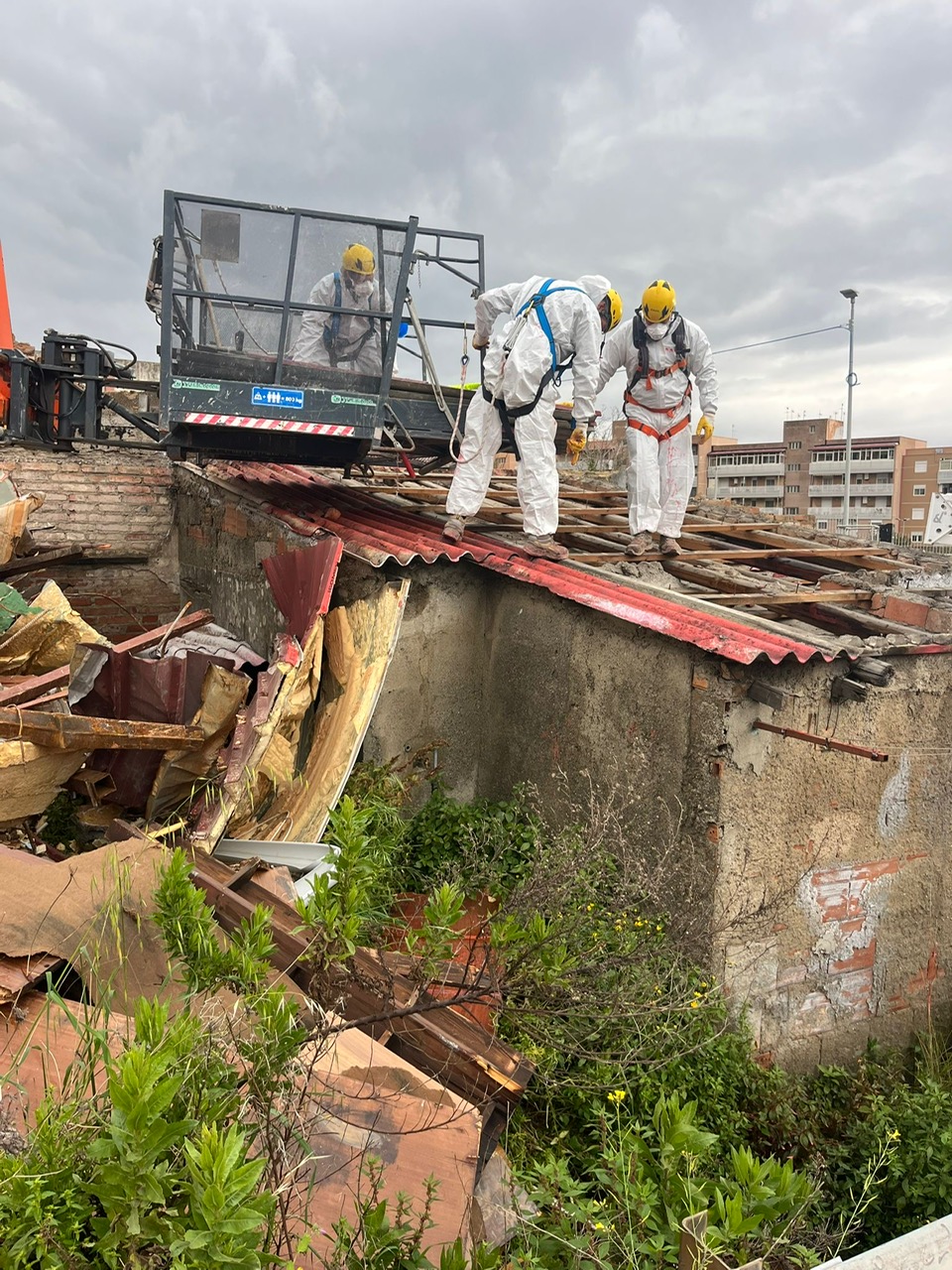 Ex lavatoio, ritrovate lastre di amianto