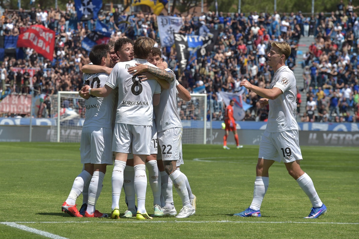 Napoli aritmeticamente in Champions, vittoria per 3-0 a Pisa
