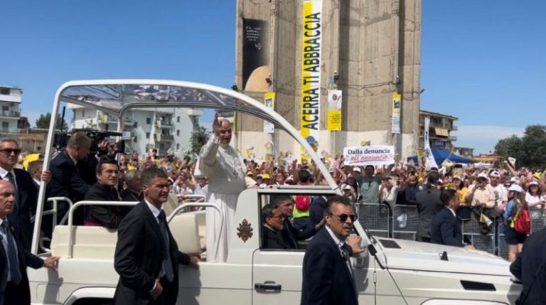 Il Papa ad Acerra “Un cambiamento di mentalità risanerà la Terra dei Fuochi”