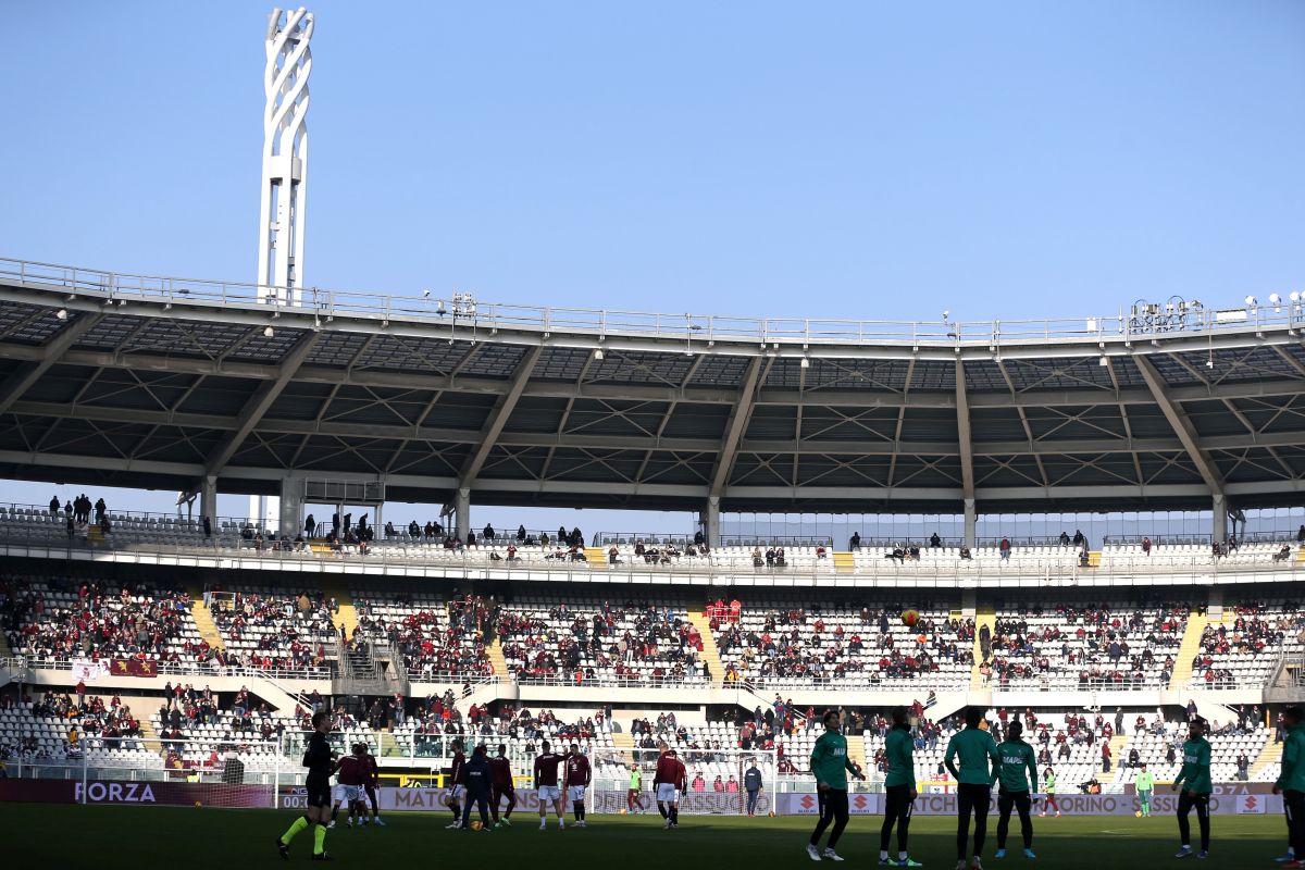 Scontri a Torino e tifoso Juve in ospedale, il derby inizia un’ora dopo