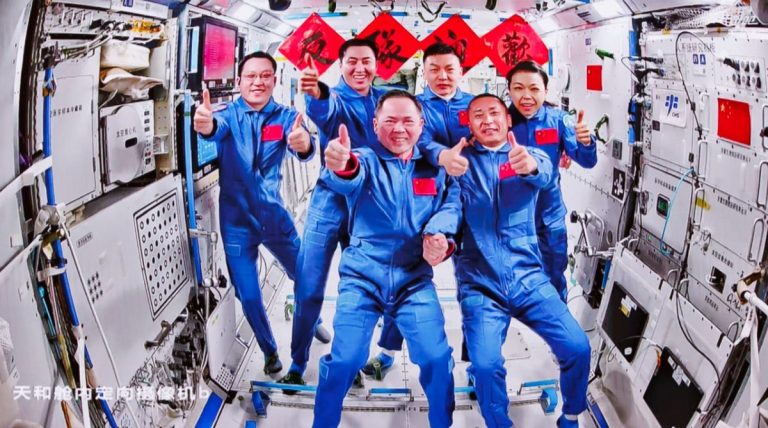 Cina, gli astronauti della Shenzhou-23 entrano nella stazione spaziale Tiangong