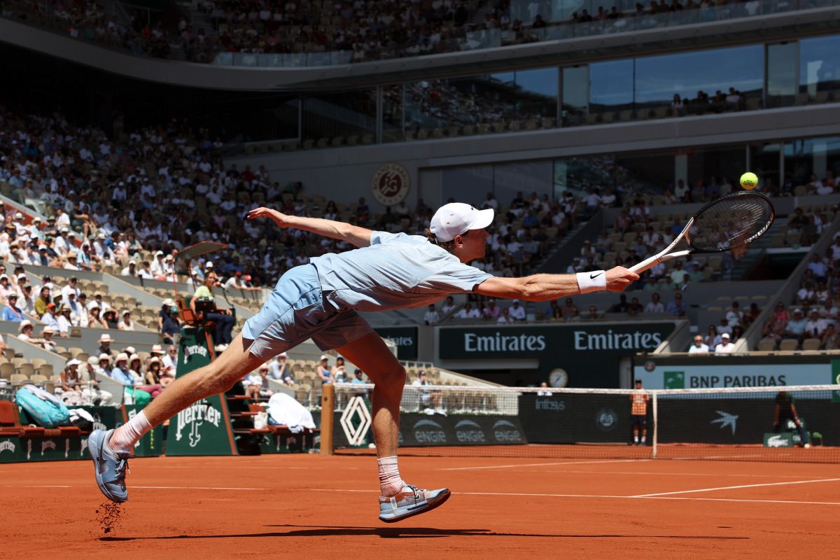 Crollo fisico per Sinner, è fuori al secondo turno del Roland Garros