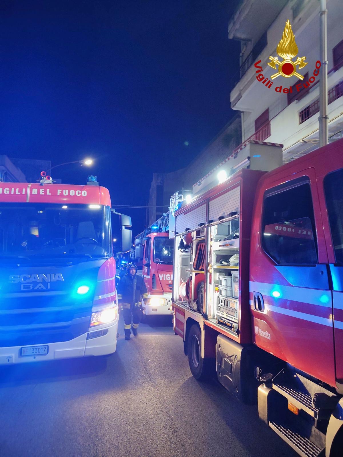 Brucia la mansarda, intervento dei vigili del fuoco