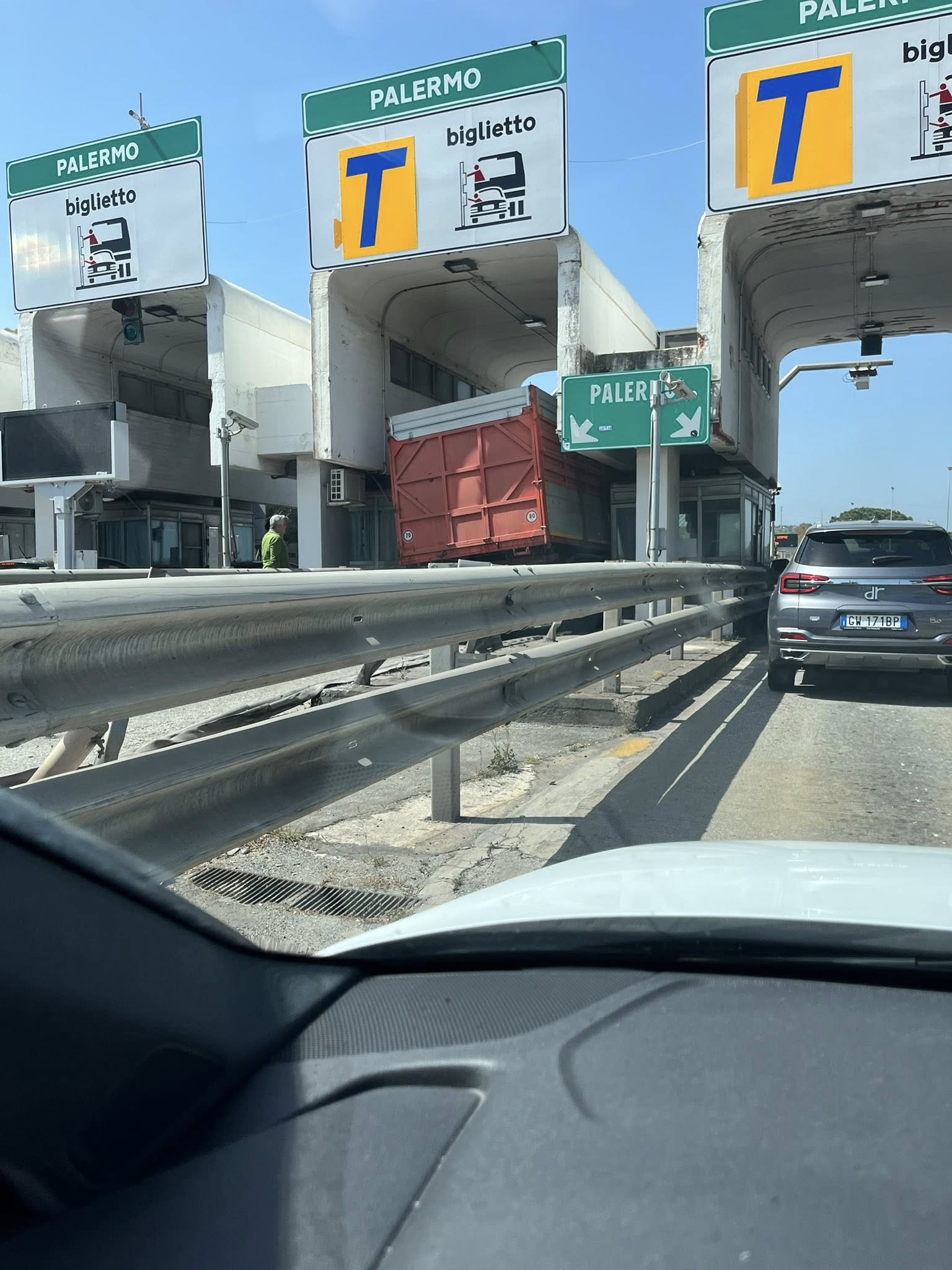 Casello A20, camion tampona automobile