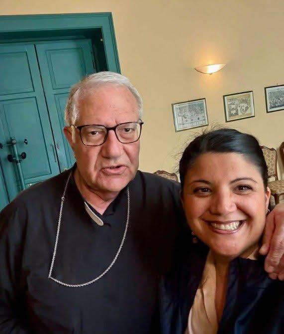 Perché quella foto  dell’arcivescovo?