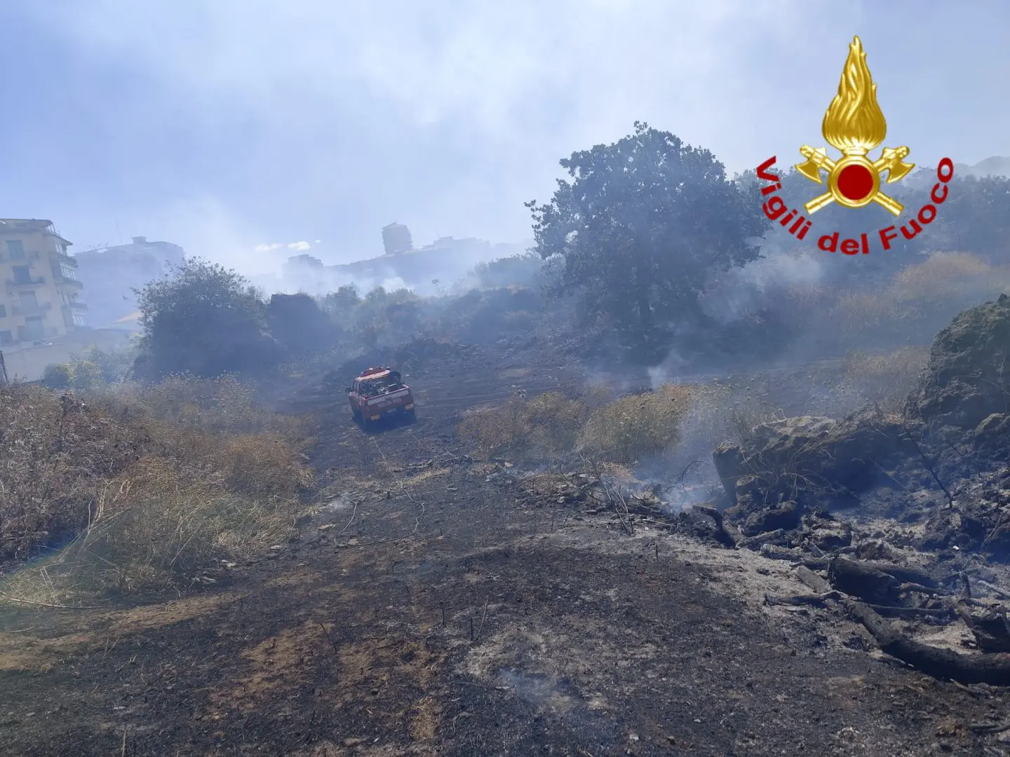 Incendio a Catania, vasto rogo di sterpaglie nell’area della “Susanna”