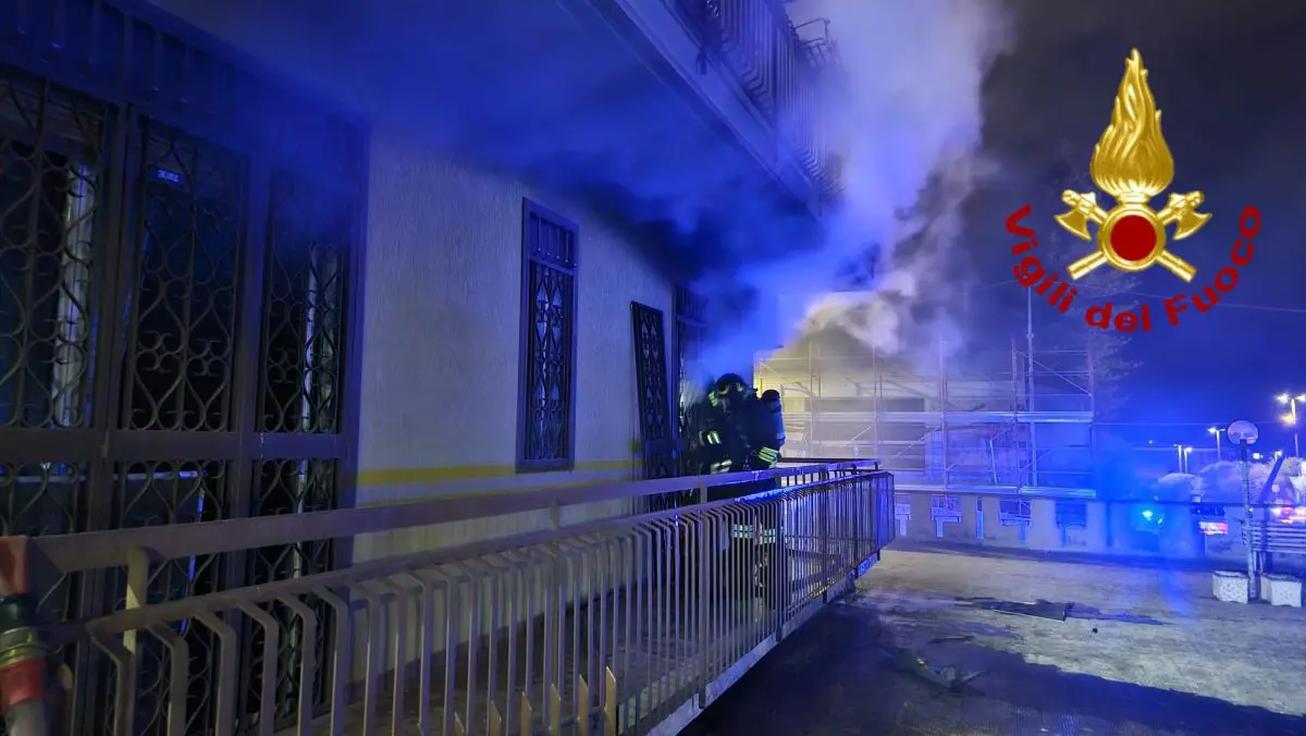 Incendio in un palazzo a Catania, due persone tratte in salvo dai Vigili del Fuoco